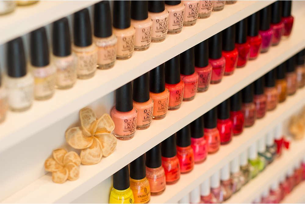 ネイルポリッシュが並ぶ店内写真